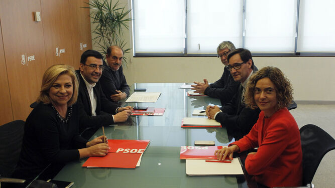 Elena Valenciano, Mario Jiménez y Francisco Fuentes, por el PSOE, frente a Antonio Balmón, Salvador Illa y Meritxel Batet, por el PSC, ayer en Ferraz.