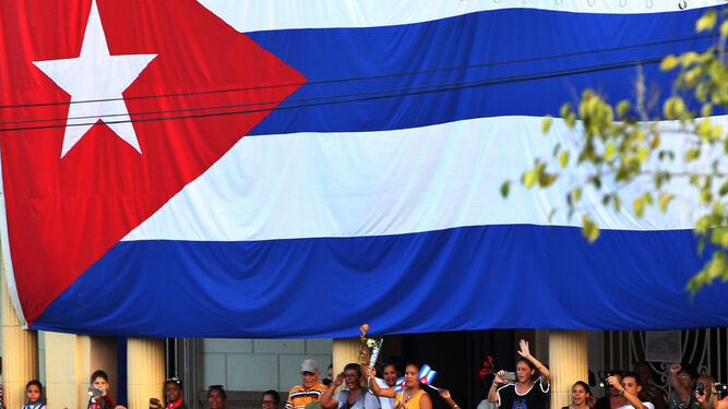Cubanos saludaban ayer al paso de la urna con los restos de Fidel Castro en Camagüey.