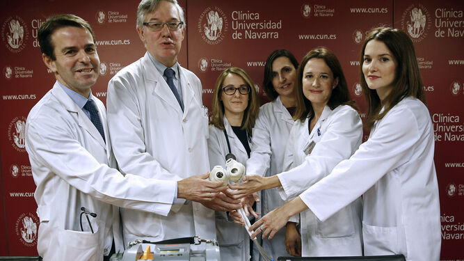 El equipo médico muestra ayer durante una comparecencia en Pamplona una copia del corazón trasplantado.