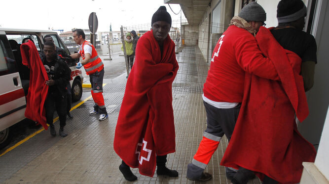 Miembros de la Cruz Roja auxilian a los subsaharianos rescatados cerca de Tarifa.