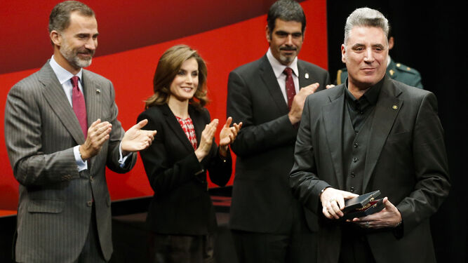 Los Reyes de España aplauden al cantante Loquillo en la entrega de las Medallas de Oro al Mérito.