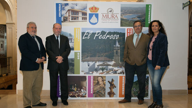 Villalobos y la diputada de Cultura y Ciudadanía, Rocío Sutil, posan con el alcalde de El Pedroso y el subdirector de RTVA.