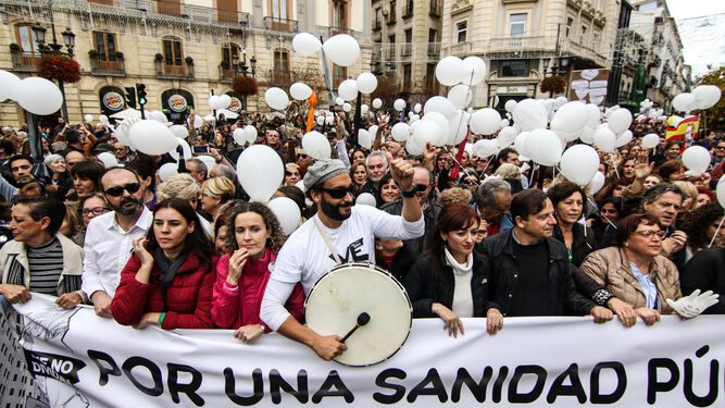 Jesús Candel, en el centro de una protesta contra la fusión hospitalaria.