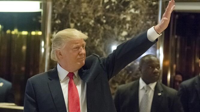 El presidente electo, Donald Trump, saludó el martes en la Torre Trump de Nueva York.