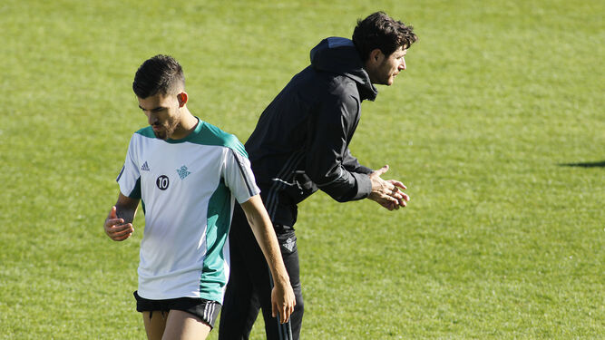 Dani Ceballos se cruza con Víctor, en un momento del entrenamiento de ayer.