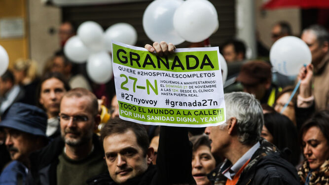 Un hombre sostiene una pancarta durante la multitudinaria manifestación del pasado 27 de noviembre en las calles de Granada.
