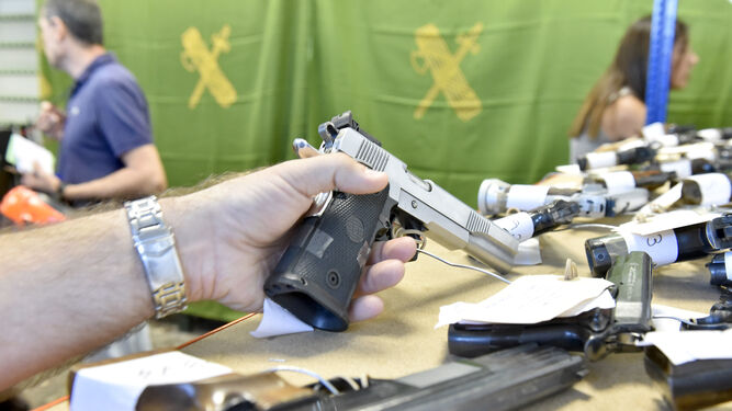 Algunas pistolas intervenidas, expuestas en la comandancia de Montequinto.