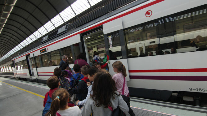 Escolares prueban un tren de Cercanías en Sevilla, en una imagen de archivo.