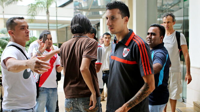 Leonel Vangioni, en una concentración con la camiseta de River Plate.
