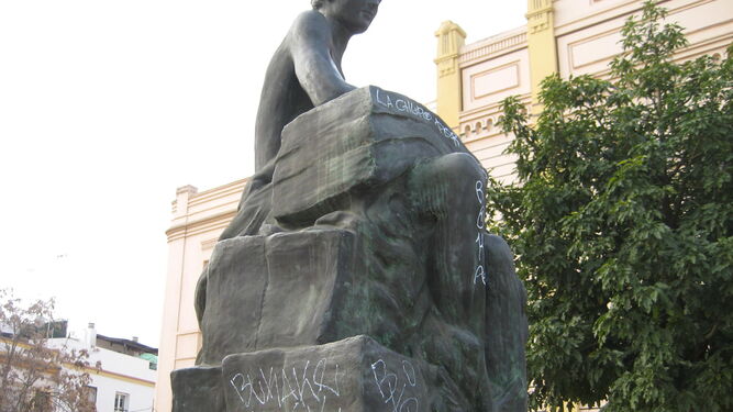 La escultura del Vendedor de Prensa. A la derecha, la de Curro Romero.
