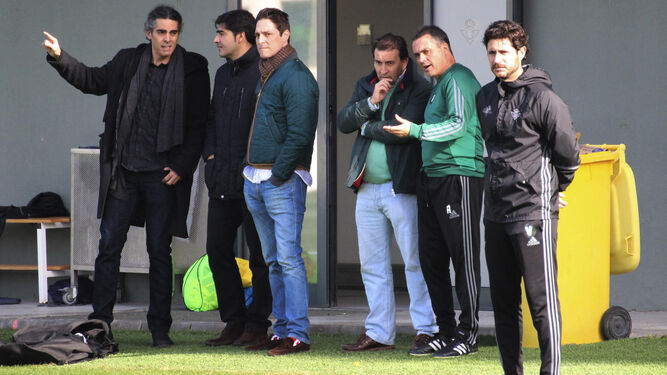 Víctor, en primer plano, observa el entrenamiento, con Alexis, Catalán, González, Haro y Alarcón detrás.