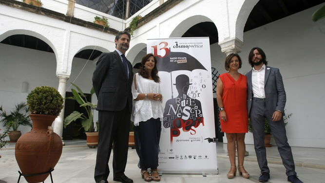 Montoto, a la derecha, el pasado mes de septiembre durante la presentación en Córdoba de Cosmopoética.