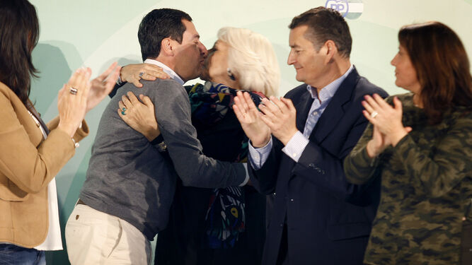 Juanma Moreno se abraza ayer a Teófila Martínez en Cádiz.