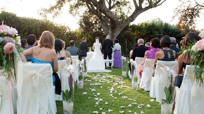 Una boda civil, en un jardín privado.