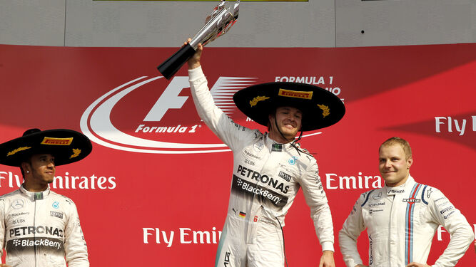 Bottas (d), con Rosberg (c) y Hamilton (i), en el podio del GP de México.