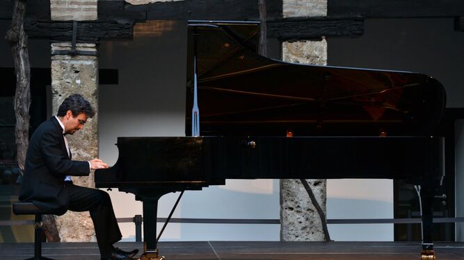 Daniel del Pino toca el piano en un concierto en Granada.