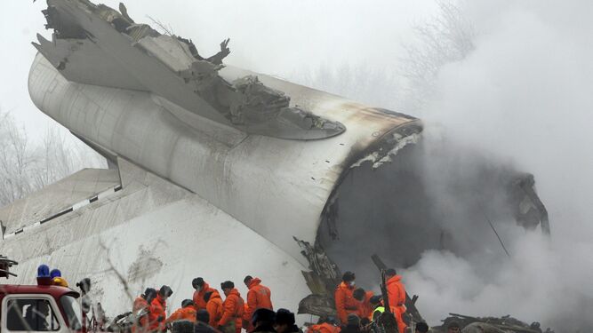 37 muertos al caer un avión sobre viviendas en Kirguistán