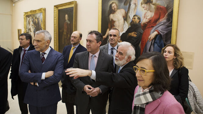 El alcalde de Sevilla y la consejera de Cultura muestran algunos cuadros de Murillo.
