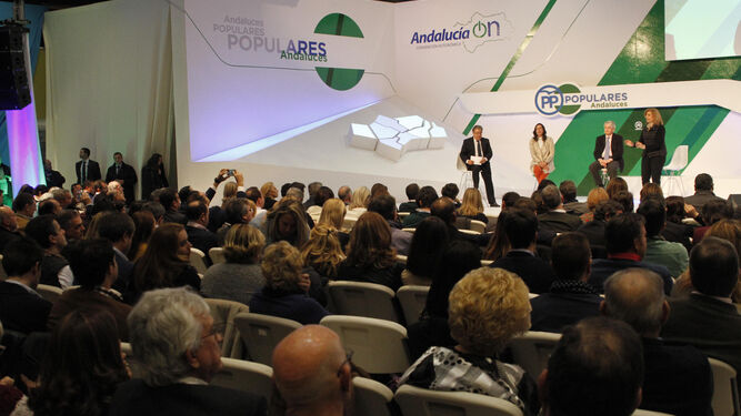 Los tres ministros andaluces participaron en un debate moderado por la secretaria general del PP andaluz, Loles López.