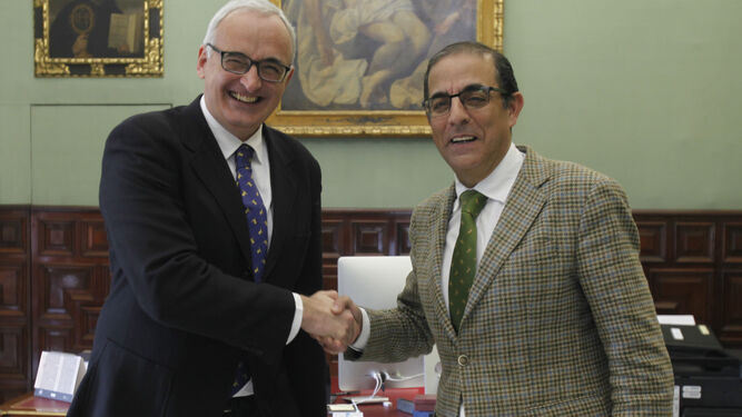 Fernando Álvarez-Ossorio y el rector de la Universidad de Sevilla, ayer.