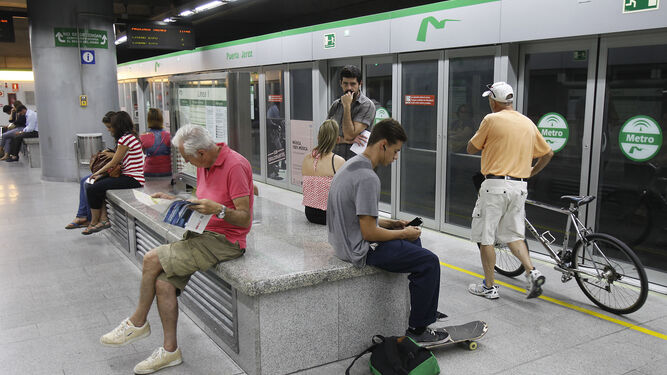 Usuarios del Metro en una de las estaciones.