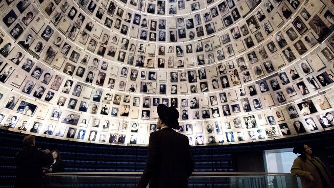 Un israelí, ayer, ante las fotos del Museo Yad Vashem en Jerusalén en memoria de las víctimas del Holocausto.