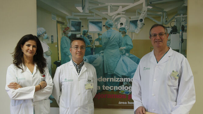 Los doctores Teresa Cambil, Pablo de la Riva, especialistas en Medicina Nuclear, y Francisco Márquez, coordinador de Ginecología Oncológica.