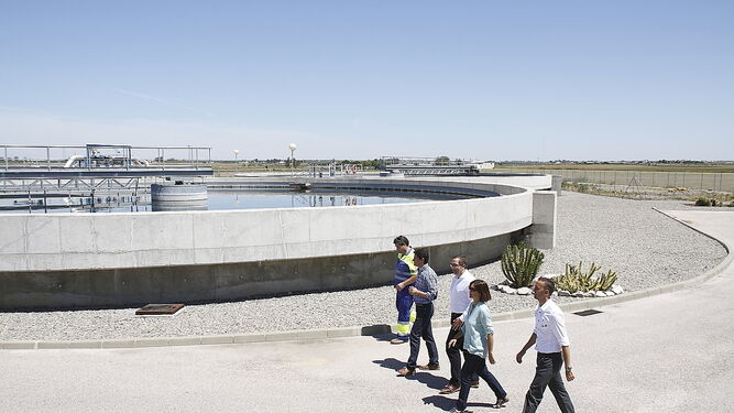 Una imagen de archivo de una visita a la Estación Depuradora de Aguas Residuales (EDAR) de Los Palacios.
