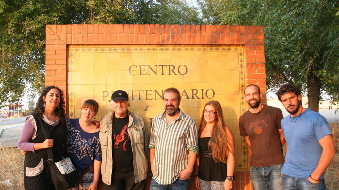 Gervasio Iglesias con voluntarios de la ONG Solidarios en la entrada del centro penitenciario Sevilla I.