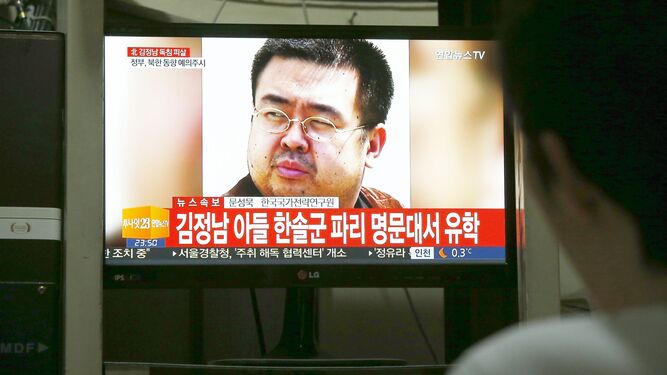 Un hombre observaba ayer en un canal surcoreano la noticia del asesinato del hermano de Kim Jong-un.