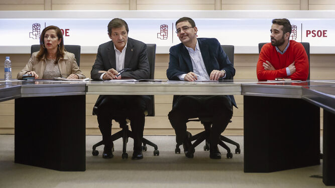 El presidente de la gestora del PSOE, Javier Fernández, junto al portavoz, Mario Jiménez, en el centro de la imagen.
