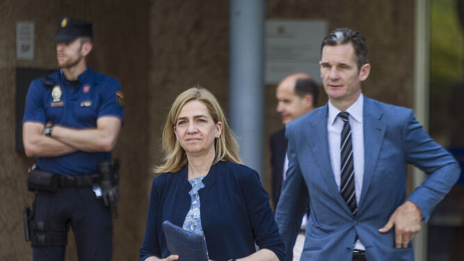La Infanta Cristina e Iñaki Urdangarin a la salida del a Audiencia de Palma.
