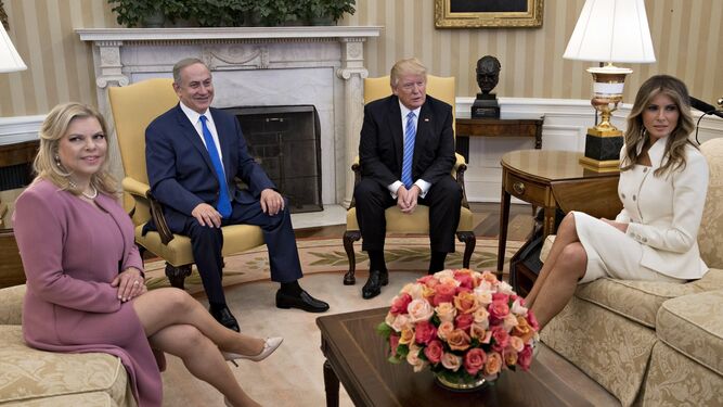 El presidente de EEUU, Donald Trump, y el primer ministro israelí, Benjamin Netanyahu, posan con sus esposas durante una reunión en el Despacho Oval.