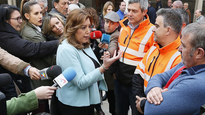 La presidenta de la Junta, Susana Díaz, ayer en Sevilla con estibadores del puerto de Algeciras.