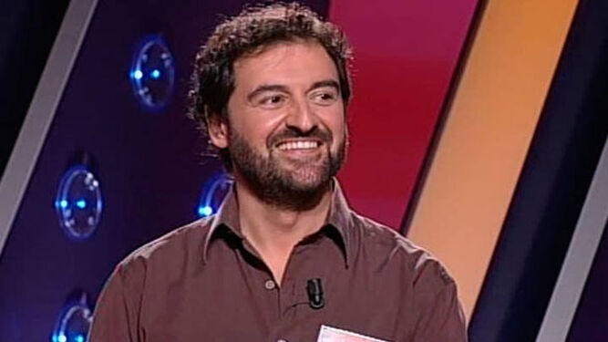 Jordi Hurtado, en el plató del programa con el logotipo del 20 aniversario.