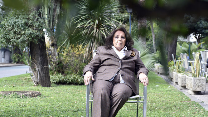 María del Valle Rubio, en el jardín del hotel Hesperia, en Eduardo Dato.