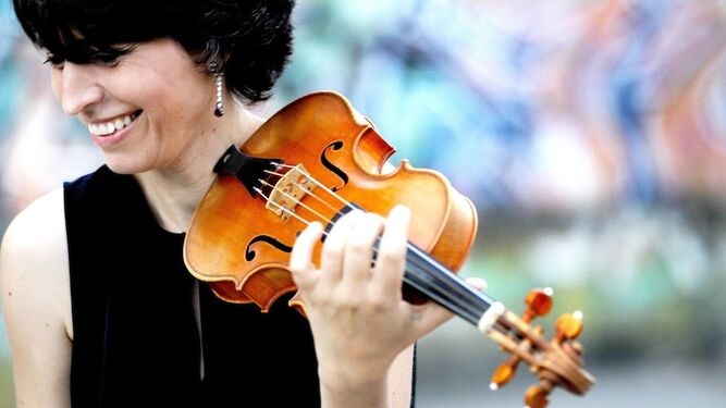 La OBS vuelve hoy al Maestranza con la violinista francesa Amandine Beyer
