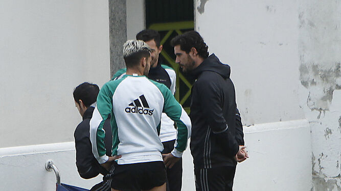 Víctor dialoga con Rubén Castro y Dani Ceballos en el entrenamiento.