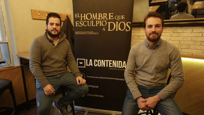 1. Pedro García Mendoza y Juan Collantes de Terán, de la compañía La Contenida. 2. Una de las escenas de 'El hombre que esculpió a Dios'.