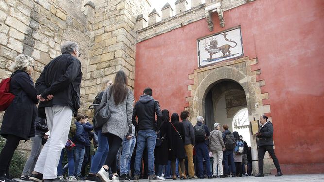 Cola de turistas para acceder al Alcázar./ANTONIO PIZARRO