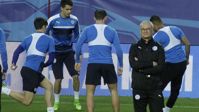 Claudio Ranieri, con los brazos cruzados durante el entrenamiento de ayer en el Sánchez-Pizjuán.