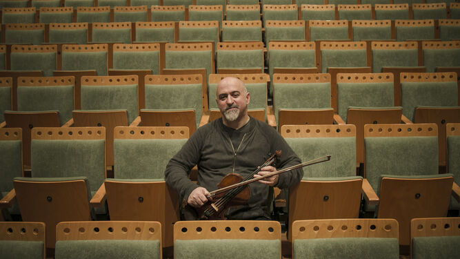 El violinista Paçalin Zef Pavaci, ayer en el patio de butacas del Teatro de la Maestranza después de un ensayo.