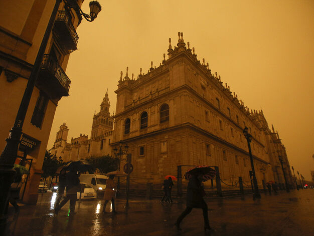 La lluvia de barro cubre Sevilla de color sepia
