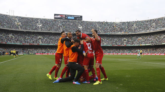 Los futbolistas del Sevilla se abrazan a Iborra tras el 1-2.
