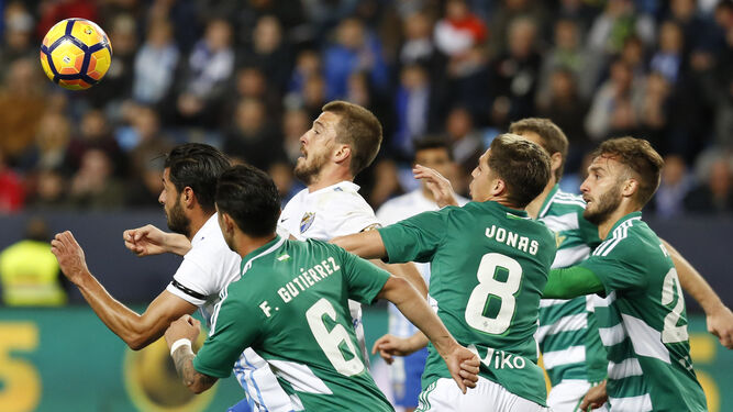 Felipe Gutiérrez, Jonas Martin y Pezzella pugnan por el balón ante varios jugadores del Málaga.
