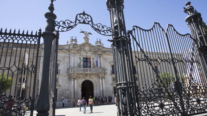 Entrada principal de la sede académica de  la Universidad  de  Sevilla.