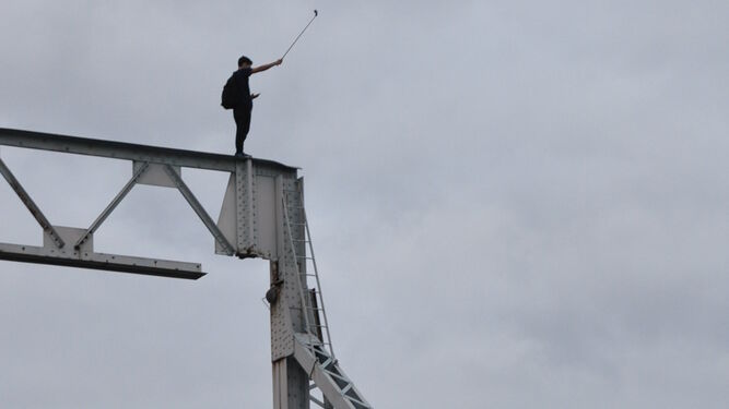 Un joven se hace una 'selfie' desde lo alto del puente.
