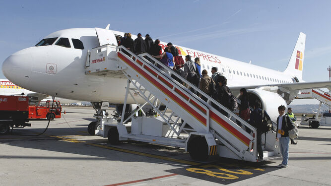 Varios pasajeros embarcan en un avión de Iberia.