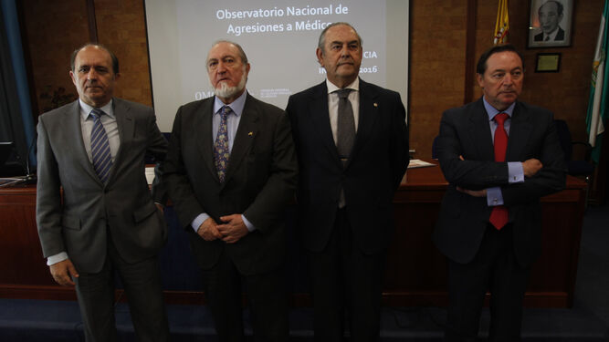 Antonio Gutiérrez, Juan Bautista Alcañiz, Juan Manuel Contreras y Santiago Campo, ayer en el Colegio de Médicos de Sevilla.