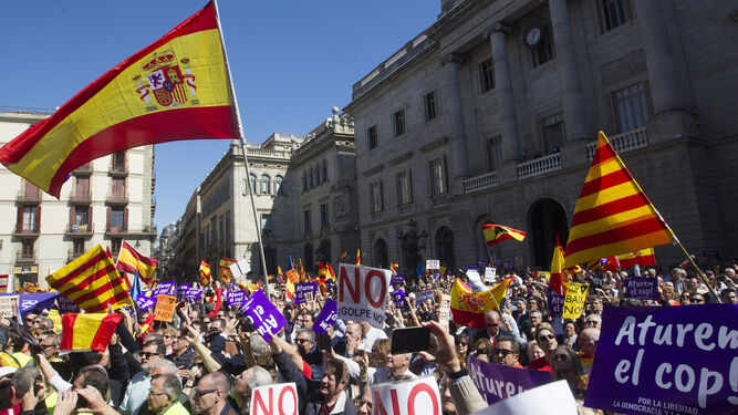 Algunos de los manifestantes contra la independencia catalana congregados en Barcelona.